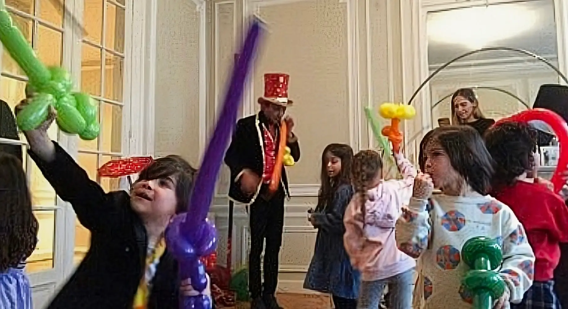 Polino magicien sculpteur de ballons pour anniversaireCroissy-sur-Seine