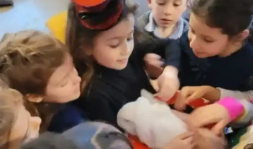 Enfants avec le lapin du magicien à Montreuil