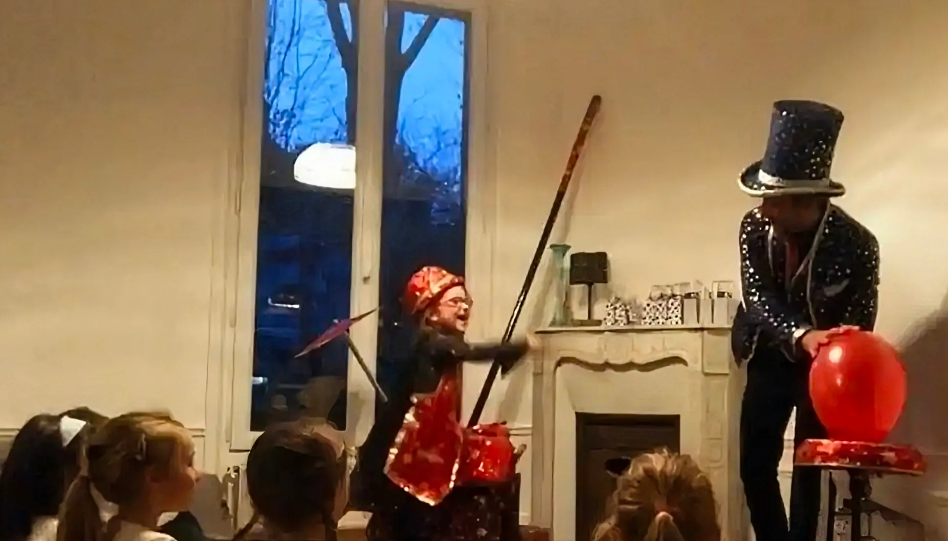 magicien pour anniversaire enfants à Magie en scène avec Polino. Pour petits et grands.