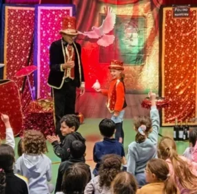 Magicien avec colombe et lapin