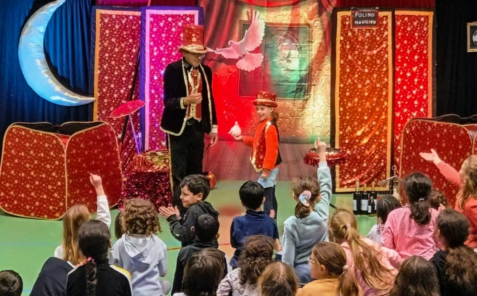 Magicien avec colombe et lapin