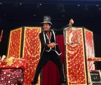 Polino le Magicien enfants avec colombes