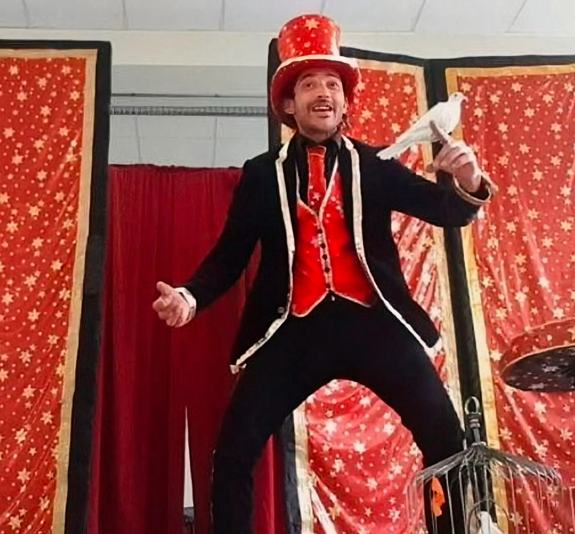 Polino le Magicien avec sa colombe