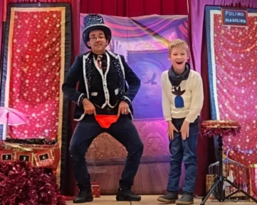 Polino magicien des enfants en spectacle pour enfants