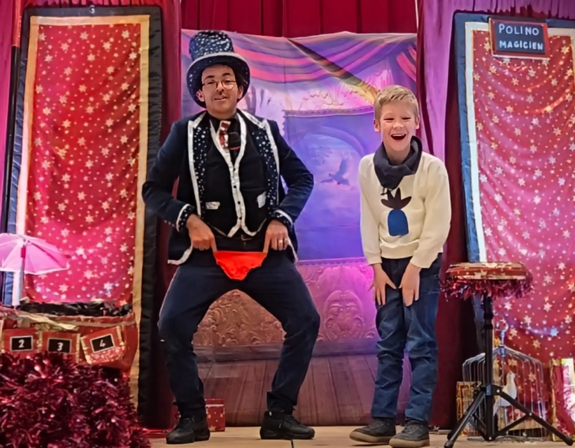 Polino magicien des enfants en spectacle pour enfants