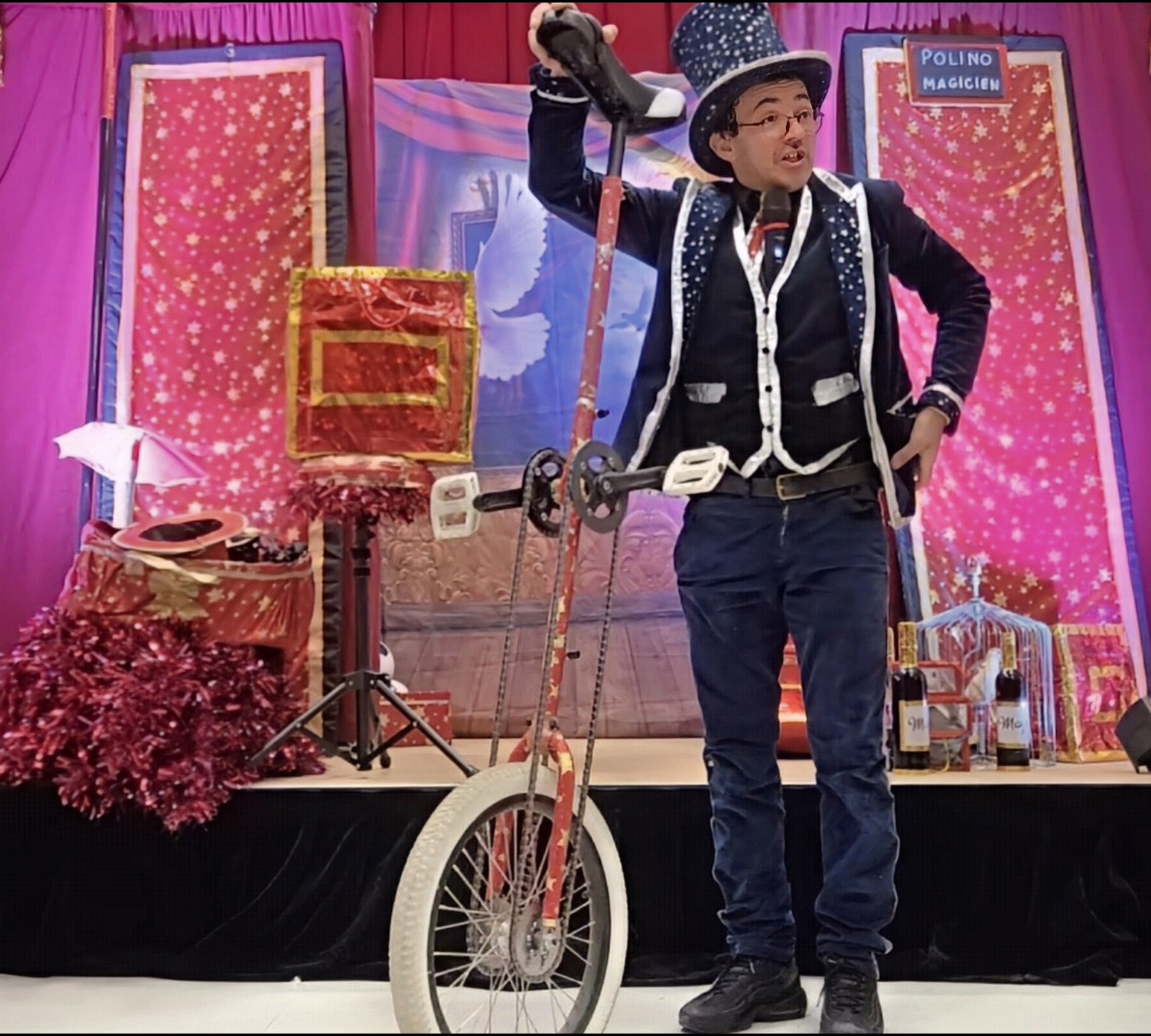 Polino Magicien sur monocycle