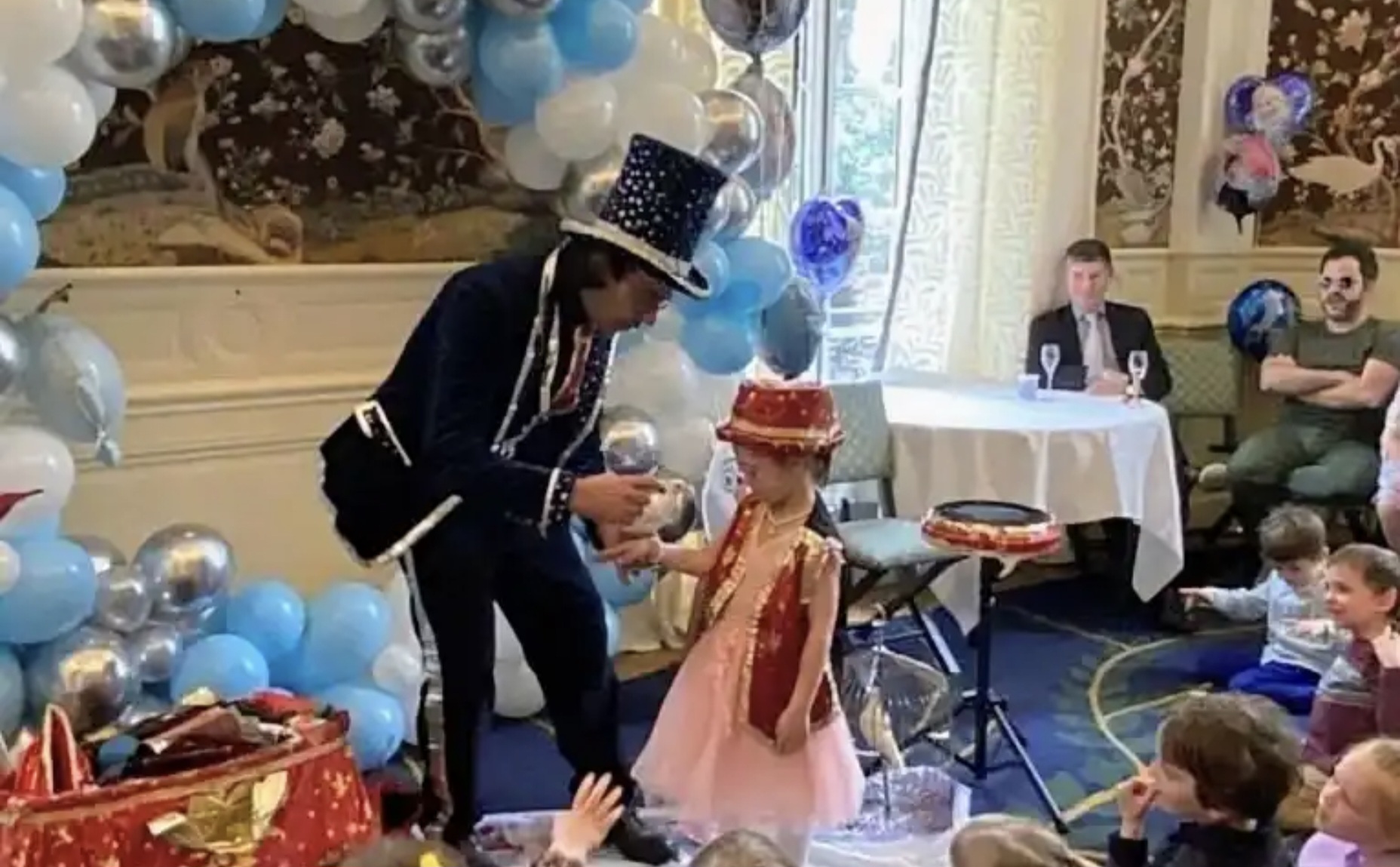 Polino magicien pour anniversaire Magicien anniversaire à Levallois-Perret