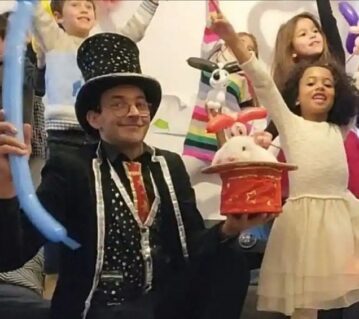 Anniversaire avec un sculpteur de ballons