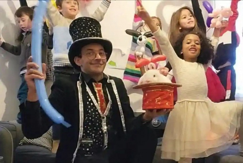 Anniversaire avec un sculpteur de ballons