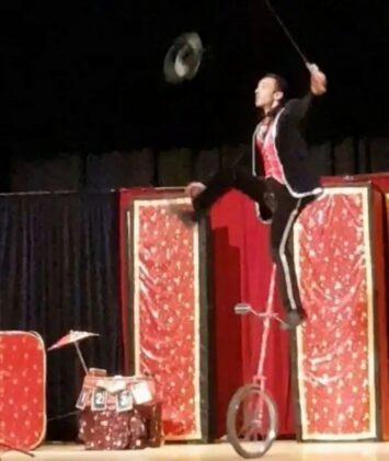 Magicien jongleur sur monocycle