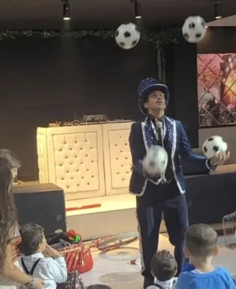 Polino magicien jongleur